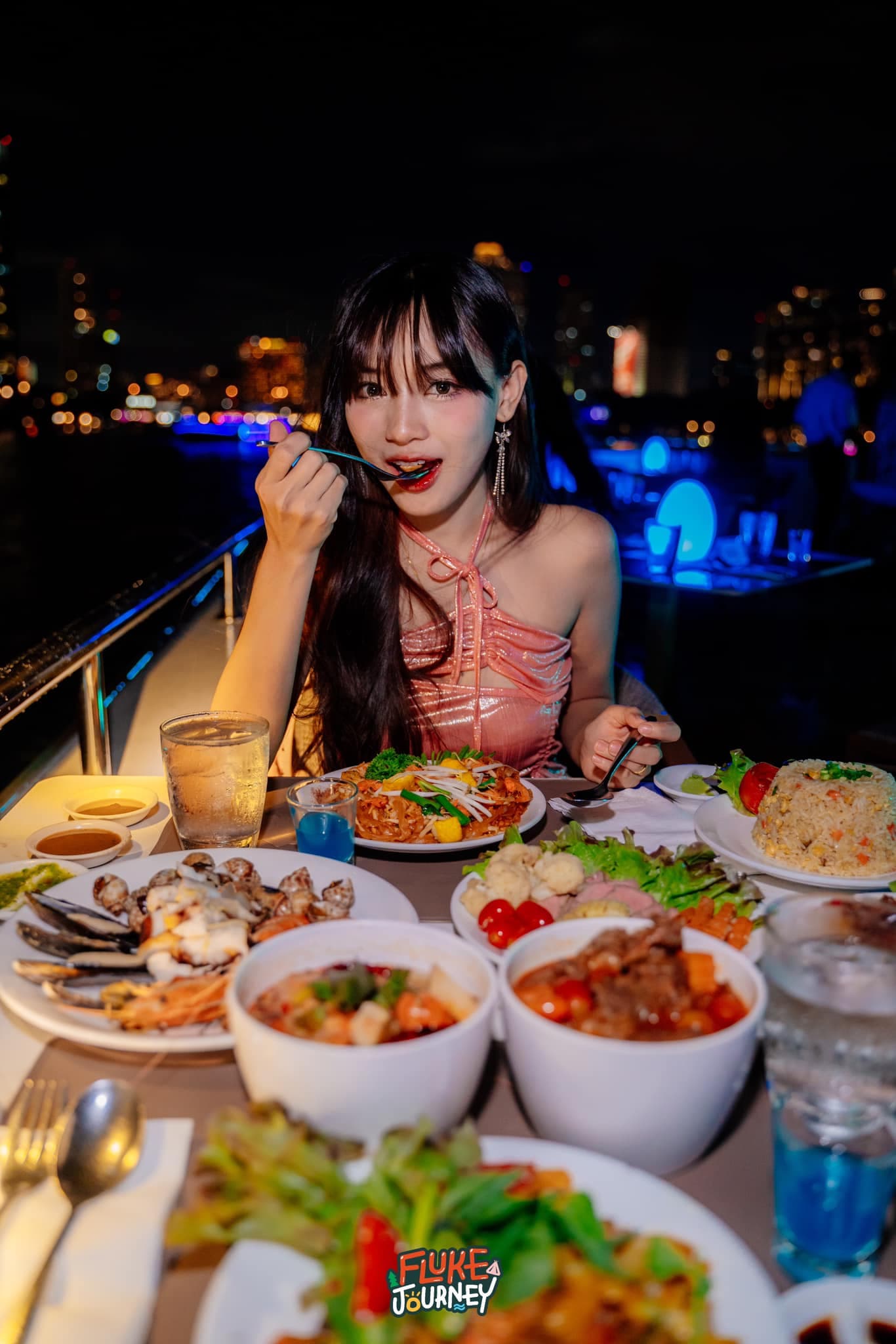 เพลิดเพลินกับอาหารค่ำใต้แสงสะพาน