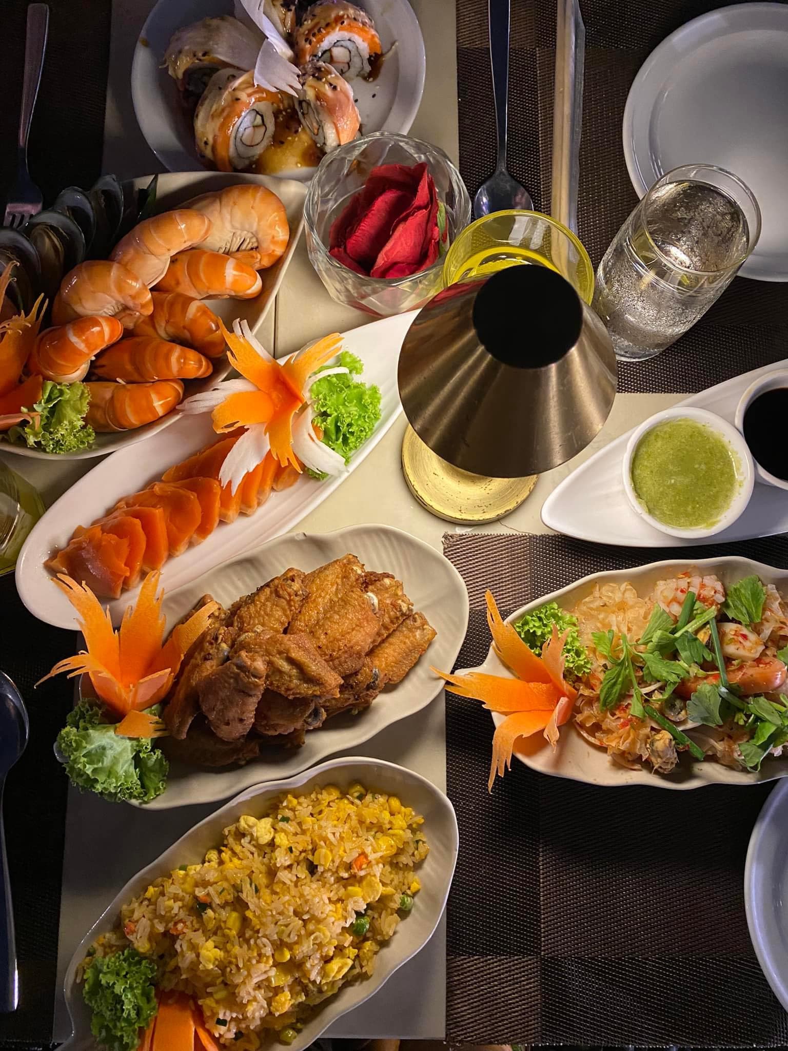 บริการพิเศษ จัดเซ็ทอาหารบนโต๊ะสุดหรู เพื่อเพิ่มบรรยากาศให้โรแมนติกมากขึ้น